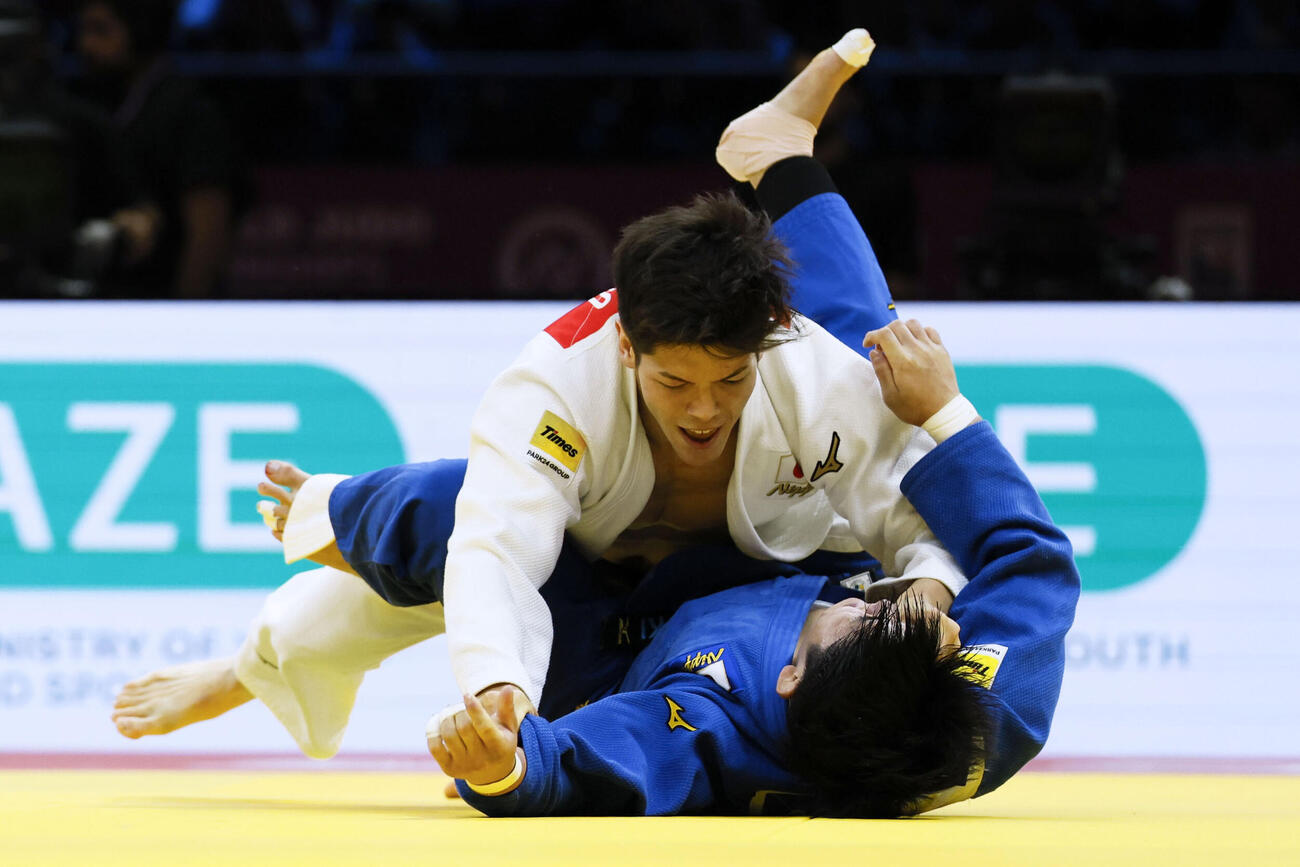 男子90キロ級決勝　田嶋剛希に一本勝ちした村尾三四郎（上）（共同）