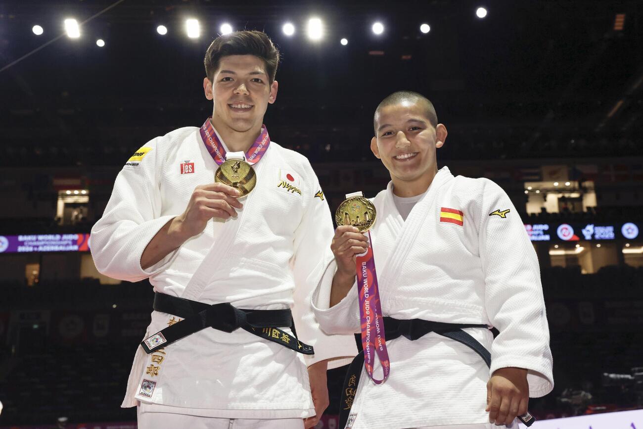 男子90キロ級で優勝した村尾三四郎（左）と女子70キロ級で優勝したアイ・ツノダ（共同）