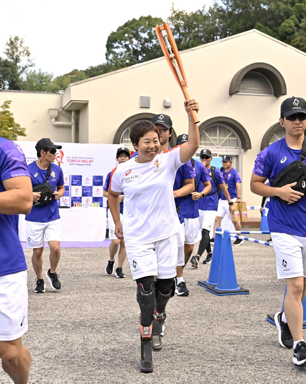 愛知・名古屋アジアパラ大会の聖火リレーが始まり、スタートするパラカヌー女子の加治良美（共同）