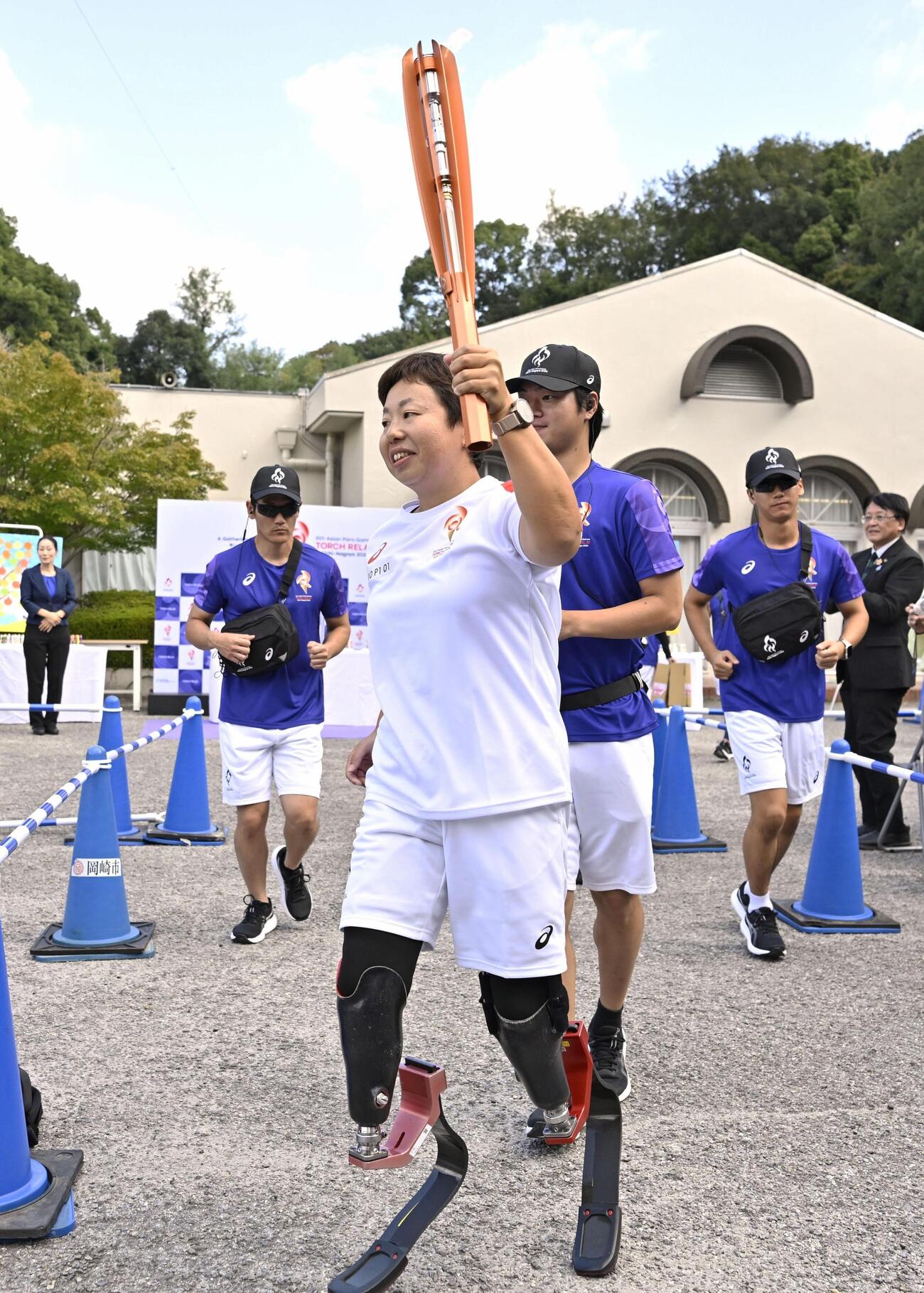 愛知・名古屋アジアパラ大会の聖火リレーが始まり、スタートするパラカヌー女子の加治良美（共同）
