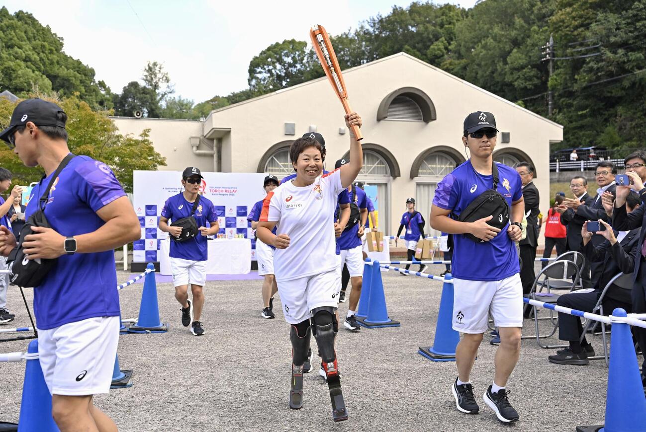 愛知・名古屋アジアパラ大会の聖火リレーが始まり、スタートするパラカヌー女子の加治良美（共同）