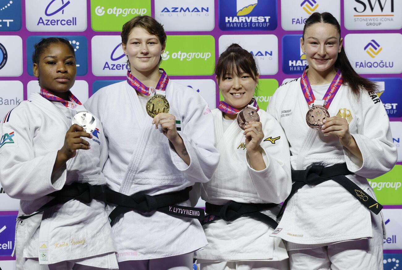 女子78キロ級の表彰式で銅メダルを手にする池田紅（右から2人目）（共同）