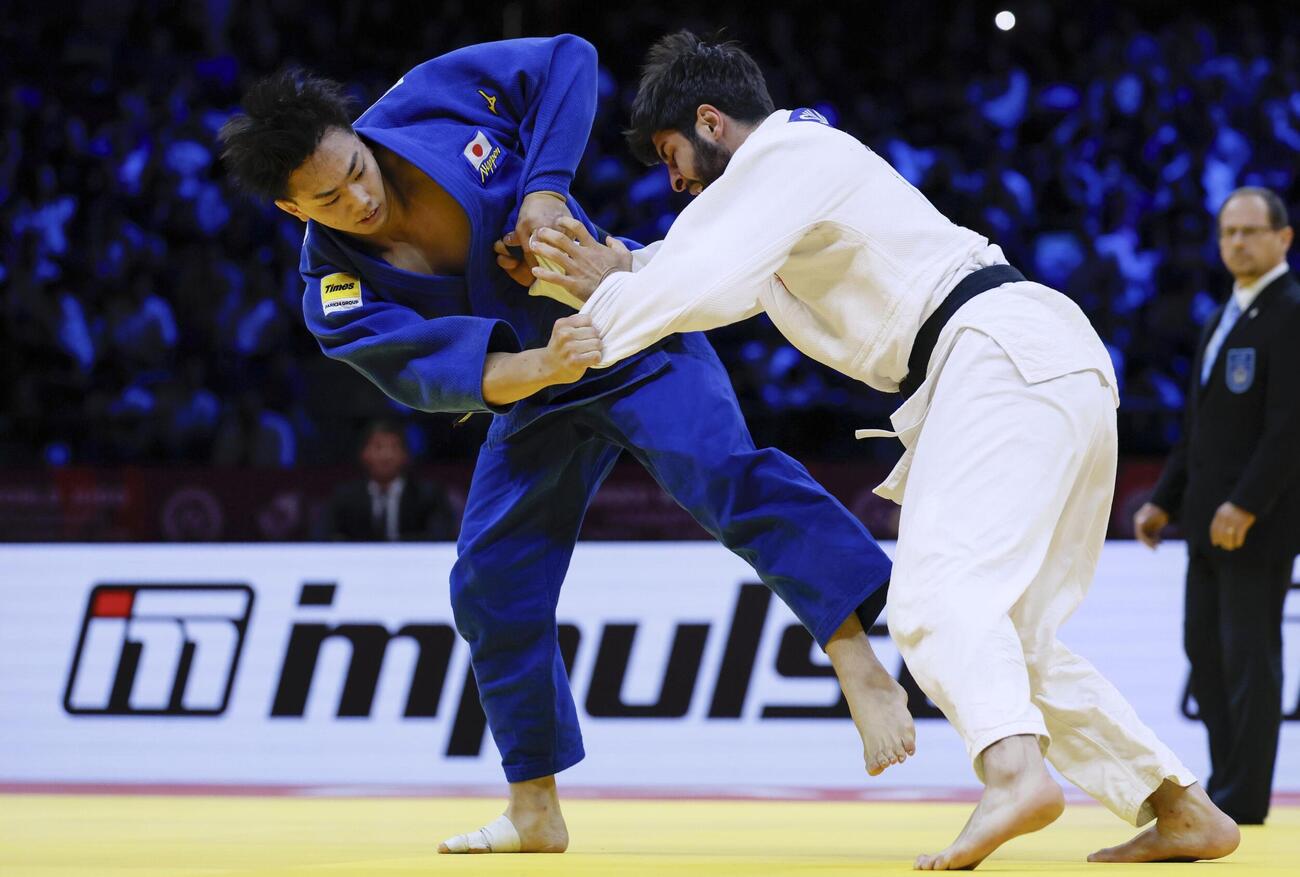 男子100キロ級決勝　イリア・スラマニゼ（右）を攻める新井道大。敗れて銀メダルに終わった（共同）