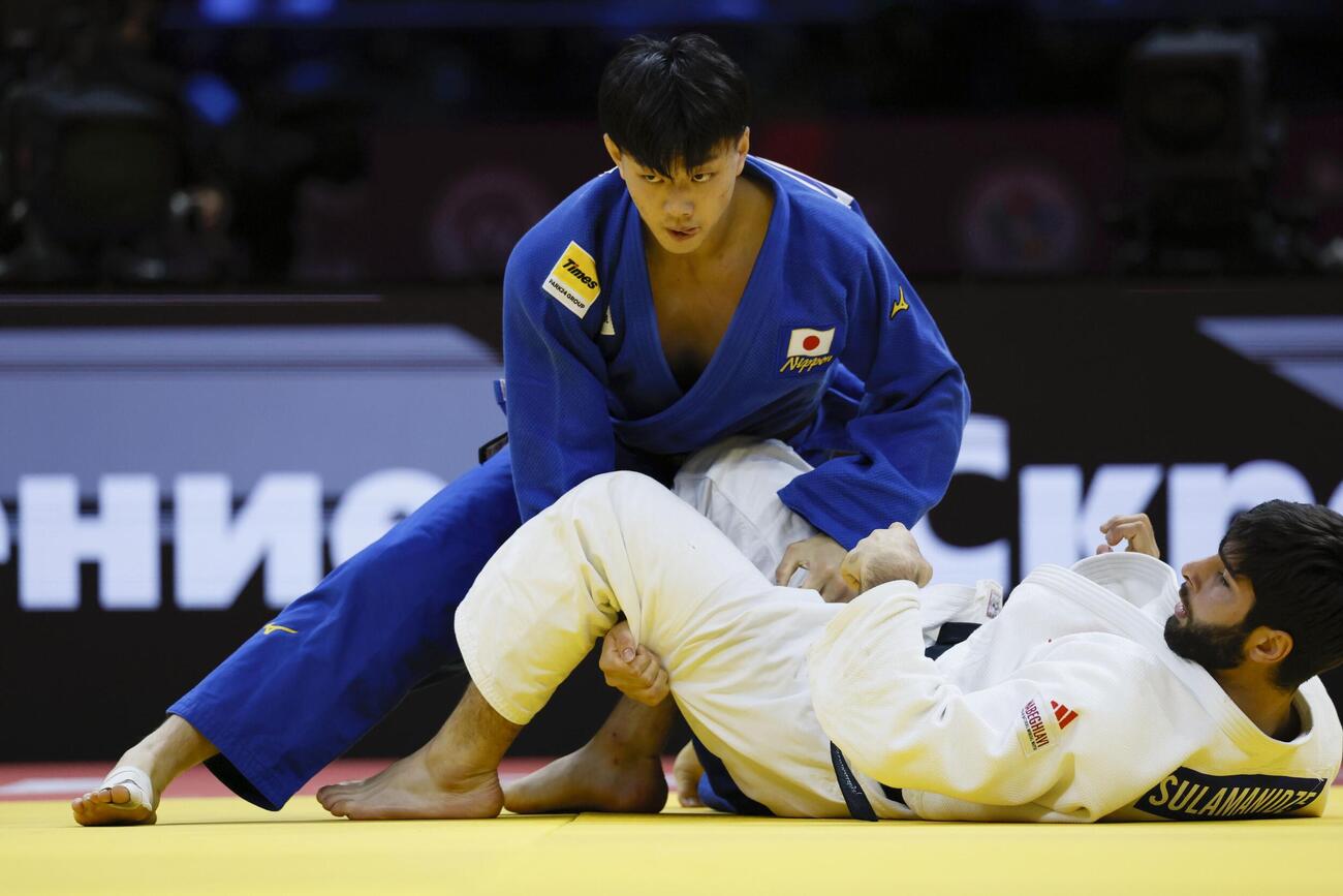 男子100キロ級決勝　イリア・スラマニゼ（下）と対戦する新井道大。敗れて銀メダルに終わった（共同）