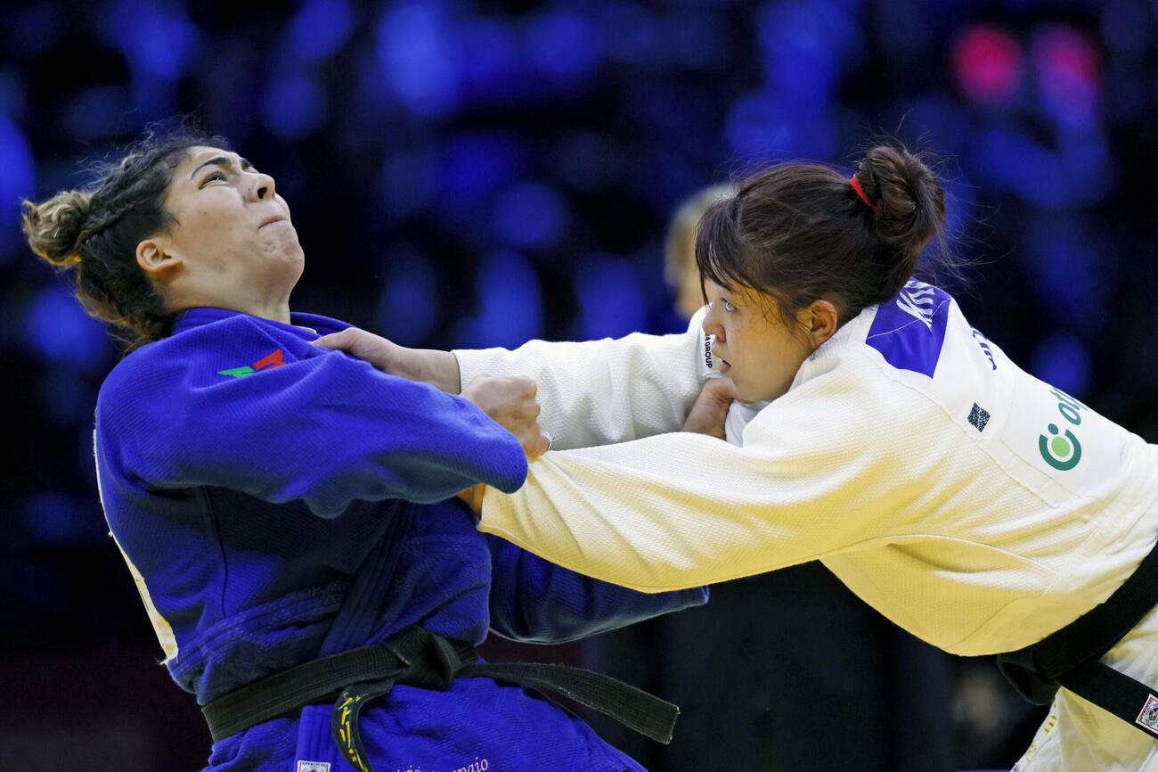 女子78キロ級3位決定戦　ポルトガル選手（左）を攻める池田紅。銅メダルを獲得した（共同）