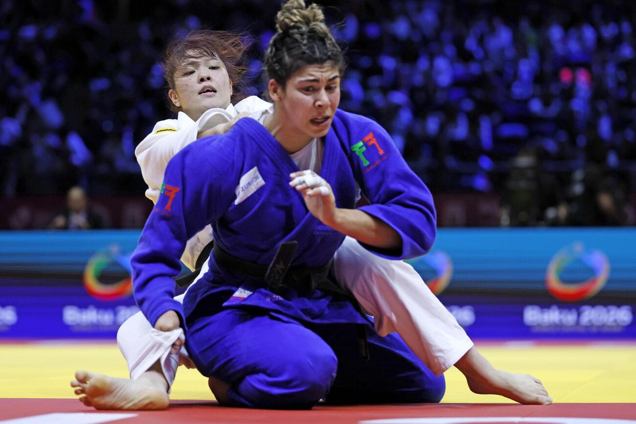 女子78キロ級3位決定戦　ポルトガル選手（手前）を攻める池田紅。銅メダルを獲得した（共同）
