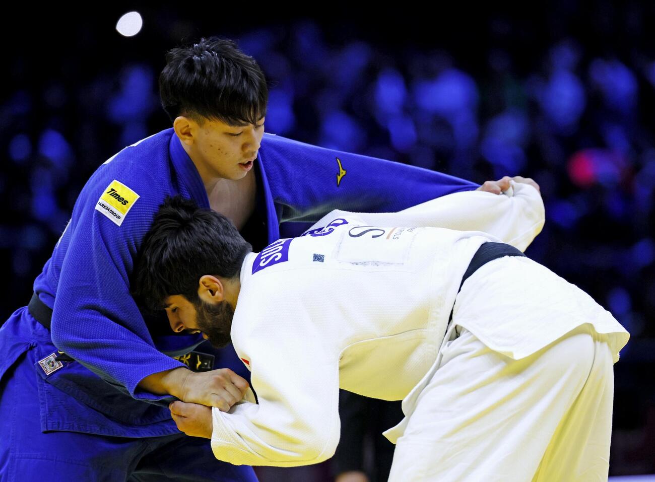 男子100キロ級決勝　イリア・スラマニゼ（下）と対戦する新井道大。敗れて銀メダルに終わった（共同）