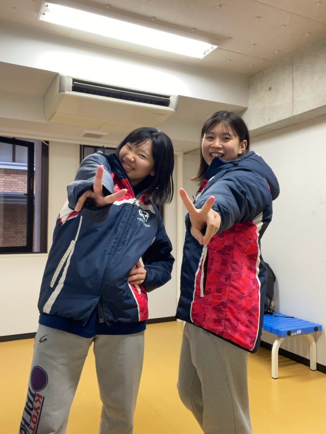 中学から大学までのチームメートと記念撮影するアルテミス北海道の榎園紗和（左）＃提供写真