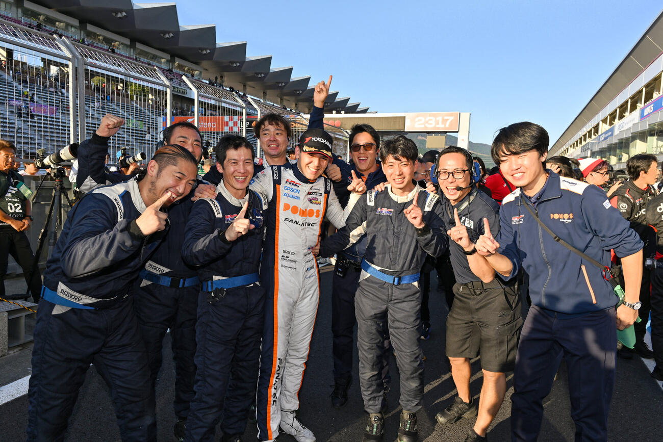 フラガを中心に喜ぶチームスタッフ（JRP提供）