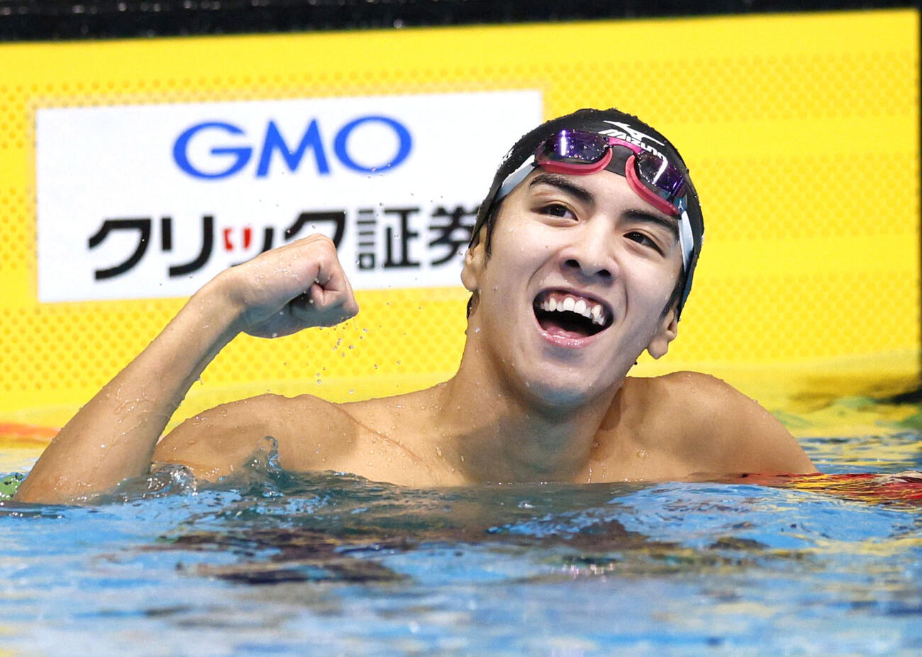 男子100メートル個人メドレーを51秒06の短水路日本新で制しガッツポーズする牧野航介＝SAGAサンライズパーク水泳場(共同)
