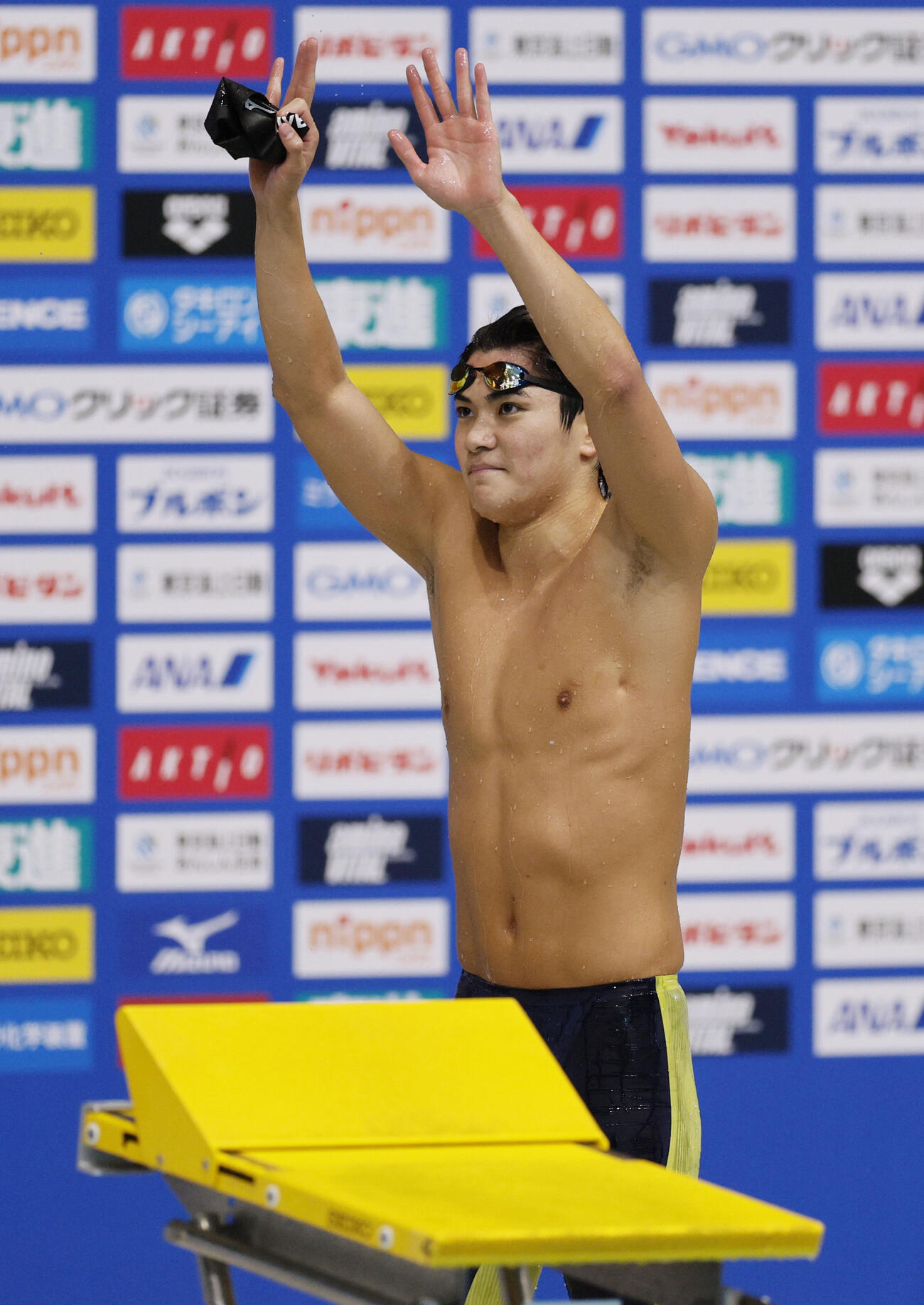 男子200メートルバタフライを制し、声援に応える松下知之＝SAGAサンライズパーク水泳場(共同)