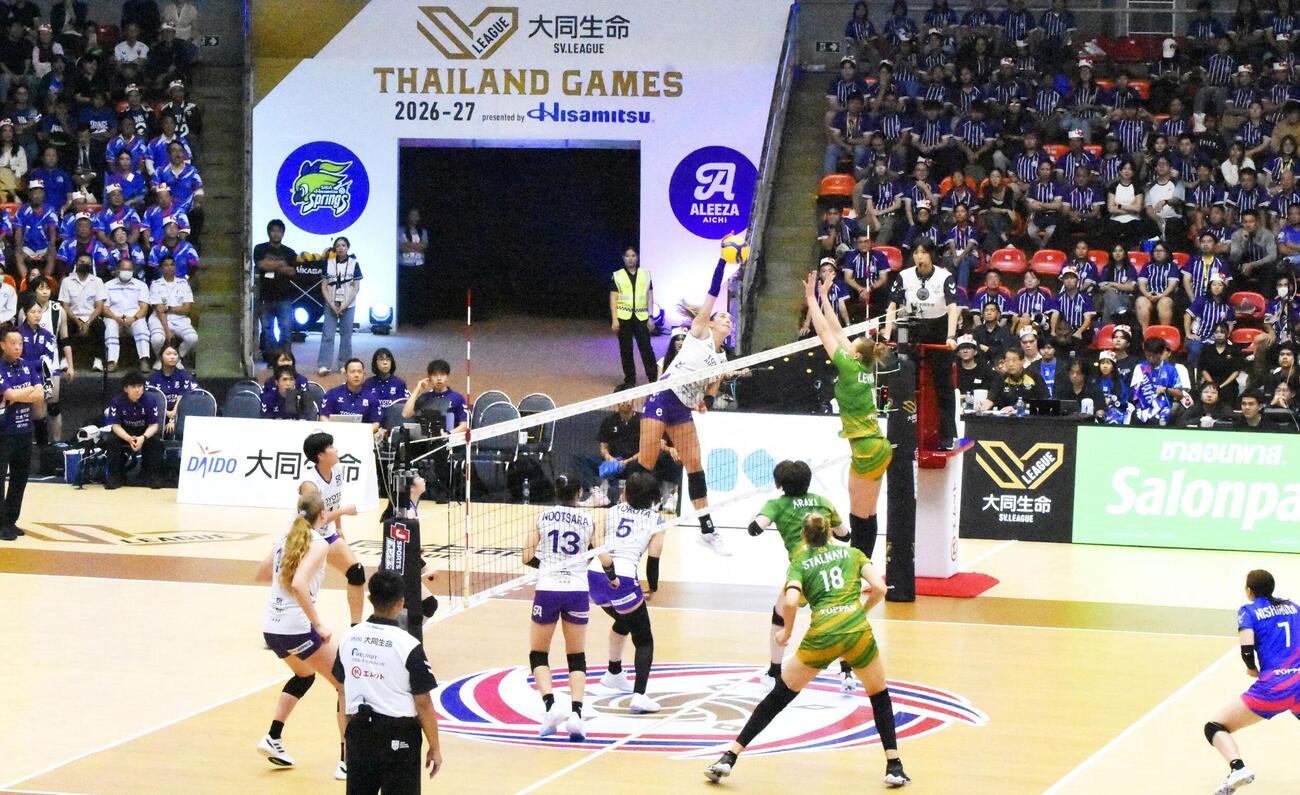 バンコクでの開幕戦でプレーするSAGA久光スプリングス（右）とアリーザ愛知の選手たち＝10日（共同）