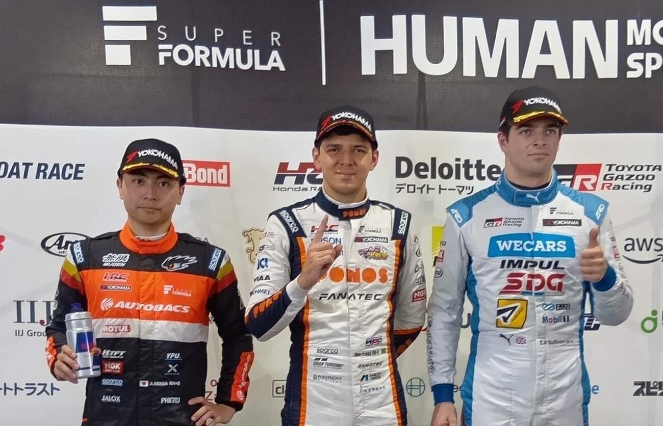 ポールポジションを獲得したフラガ（中央）2位岩佐（左）3位オサリバン（右）（撮影・飯田玄）