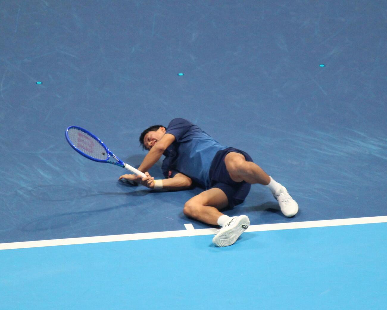 笑顔でコートに倒れ込む錦織さん