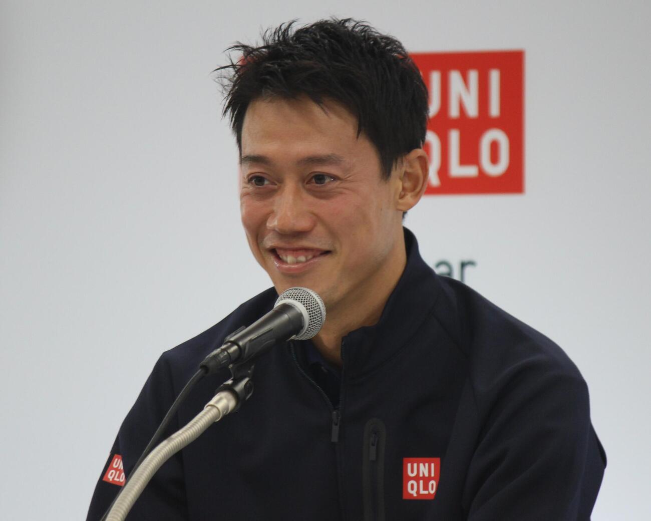 会見で笑みを浮かべる錦織圭