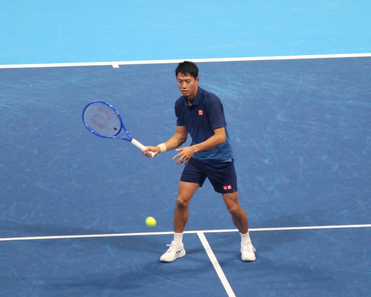 真剣な表情でボールを打つ錦織さん