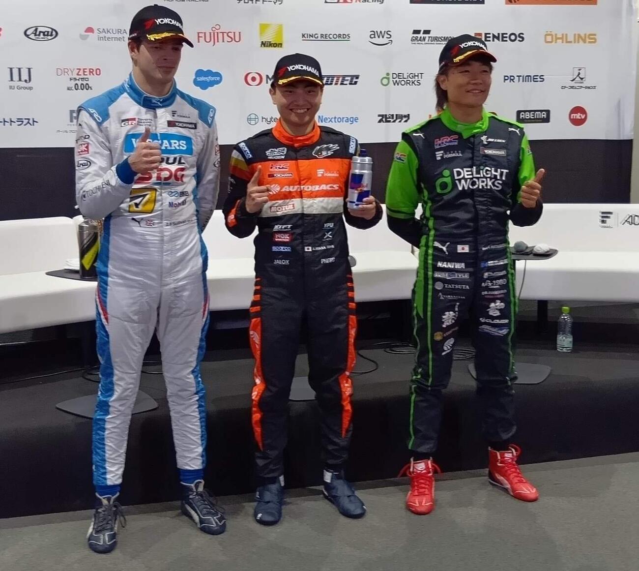 優勝した岩佐（中央）2位のオサリバン（左）3位の松下（右）（撮影・飯田玄）