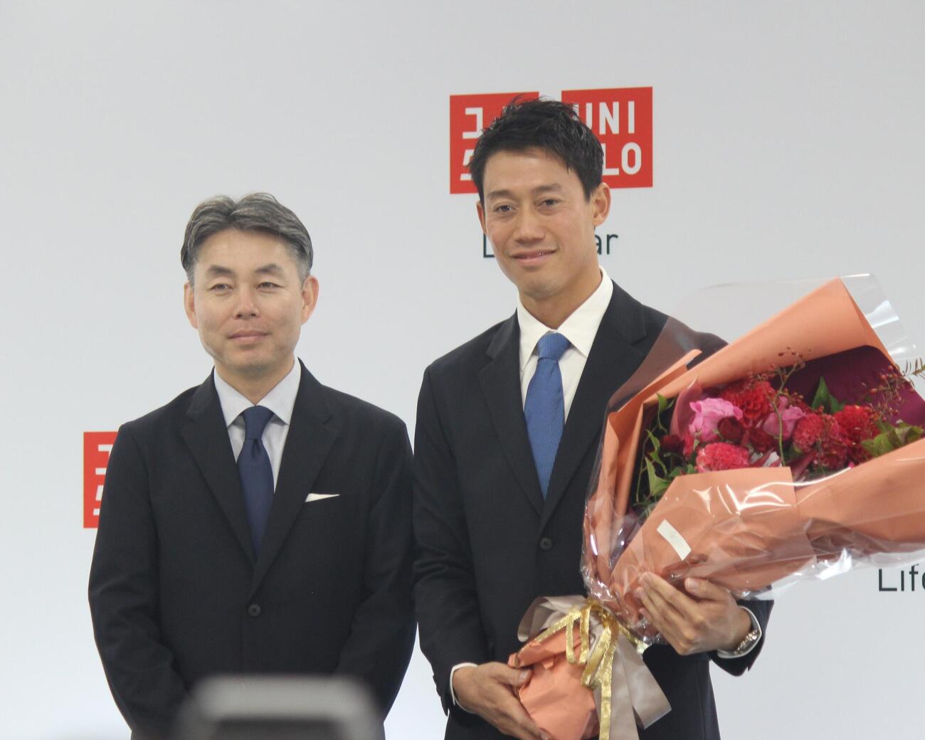 引退会見で柳井康治氏（左）と写真に納まる錦織圭さん