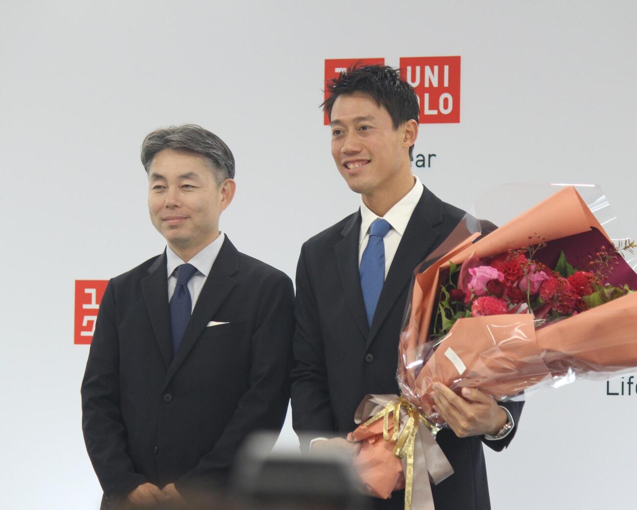 引退会見で柳井康治氏（左）と写真に納まる錦織圭