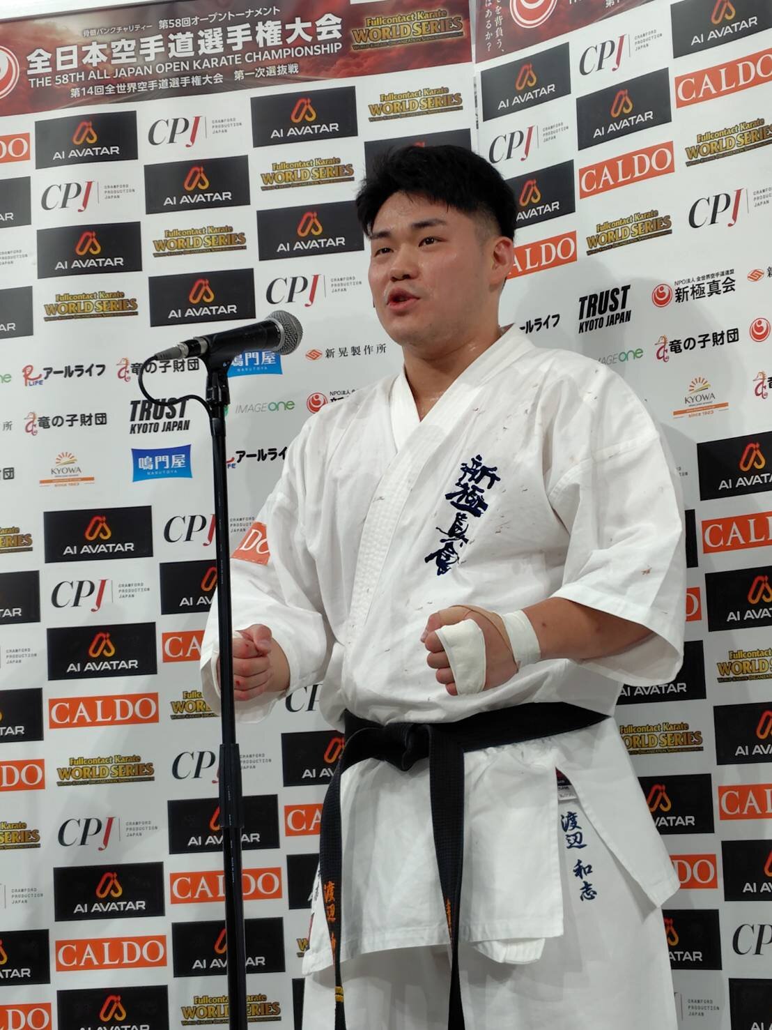 全日本空手道選手権・組手男子で初優勝を飾りインタビューに答える渡辺和志