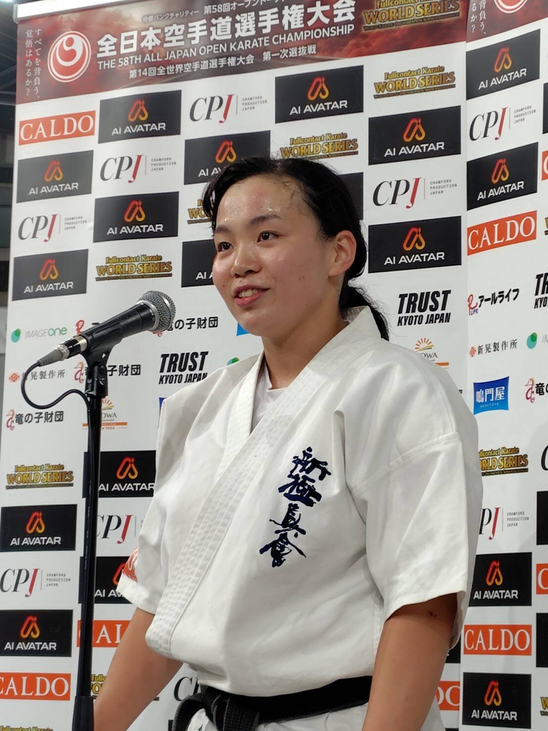 全日本空手道選手権・組手女子で4連覇しインタビューに答える鈴木未紘