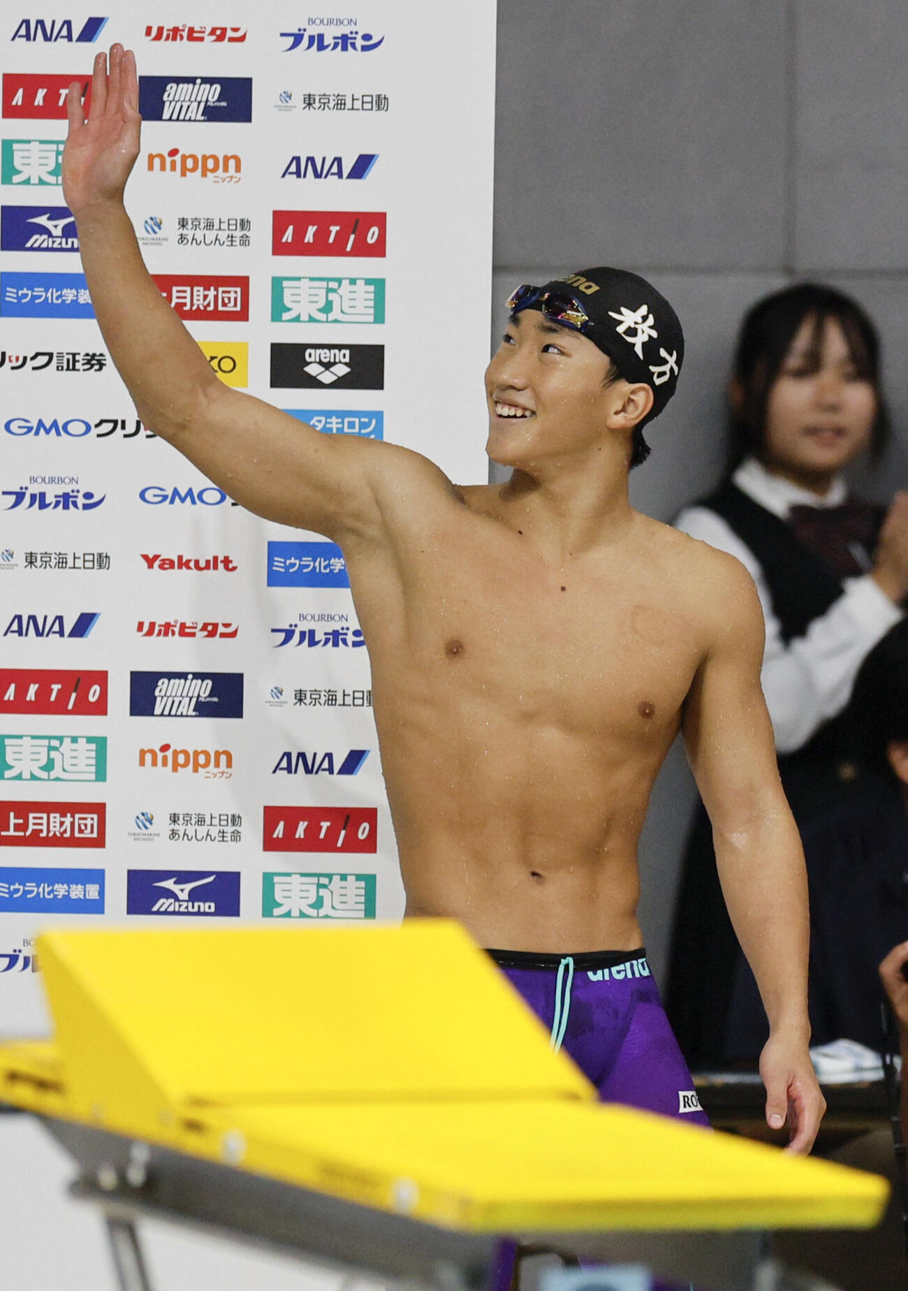 男子200メートル平泳ぎを短水路日本新の2分0秒12で制し声援に応える大橋信＝SAGAサンライズパーク水泳場(共同)