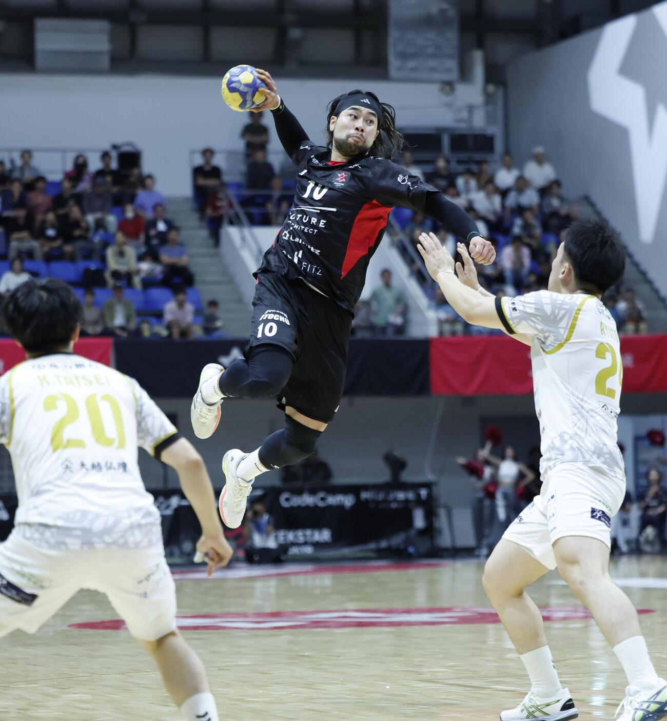ジークスター東京対富山ドリームス　前半、シュートを放つジークスター東京水町孝太郎（撮影・山本朝陽）