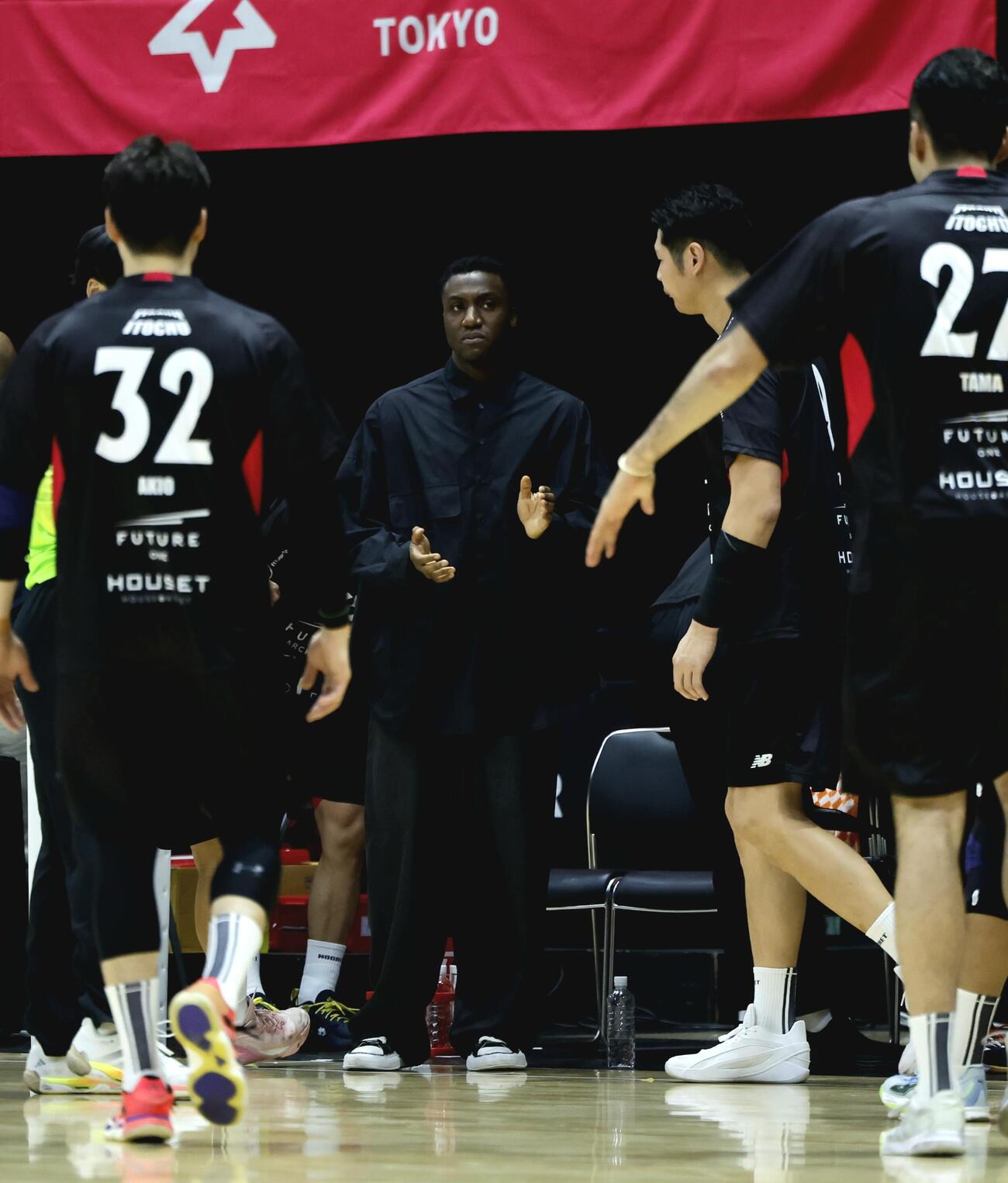 ジークスター東京対富山ドリームス　戦況を見守るジークスター東京リュック・アバロHC（中央）（撮影・山本朝陽）