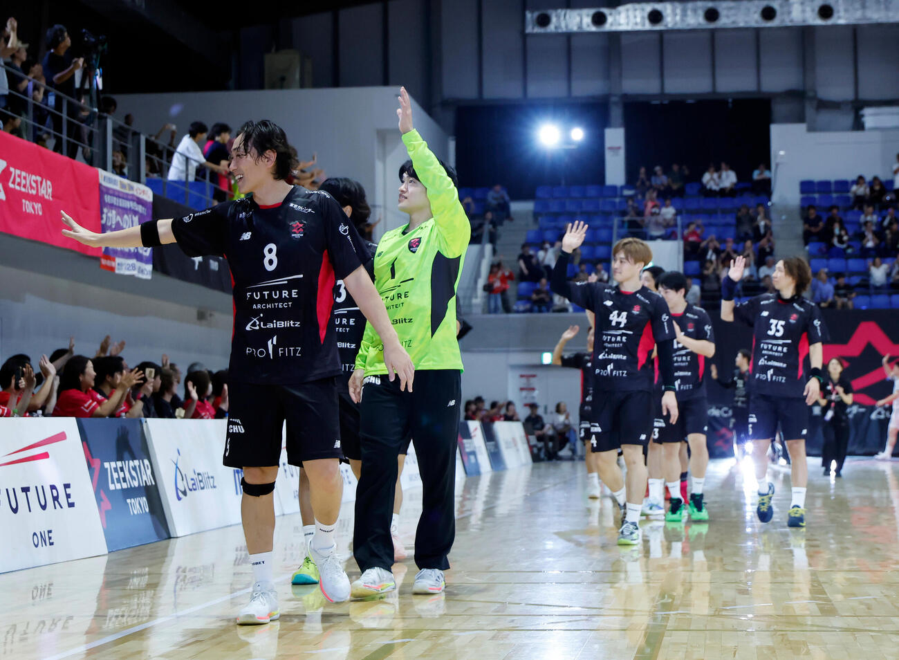 ジークスター東京対富山ドリームス　富山ドリームスを下し、観客にあいさつをするジークスター東京の選手たち（撮影・山本朝陽）