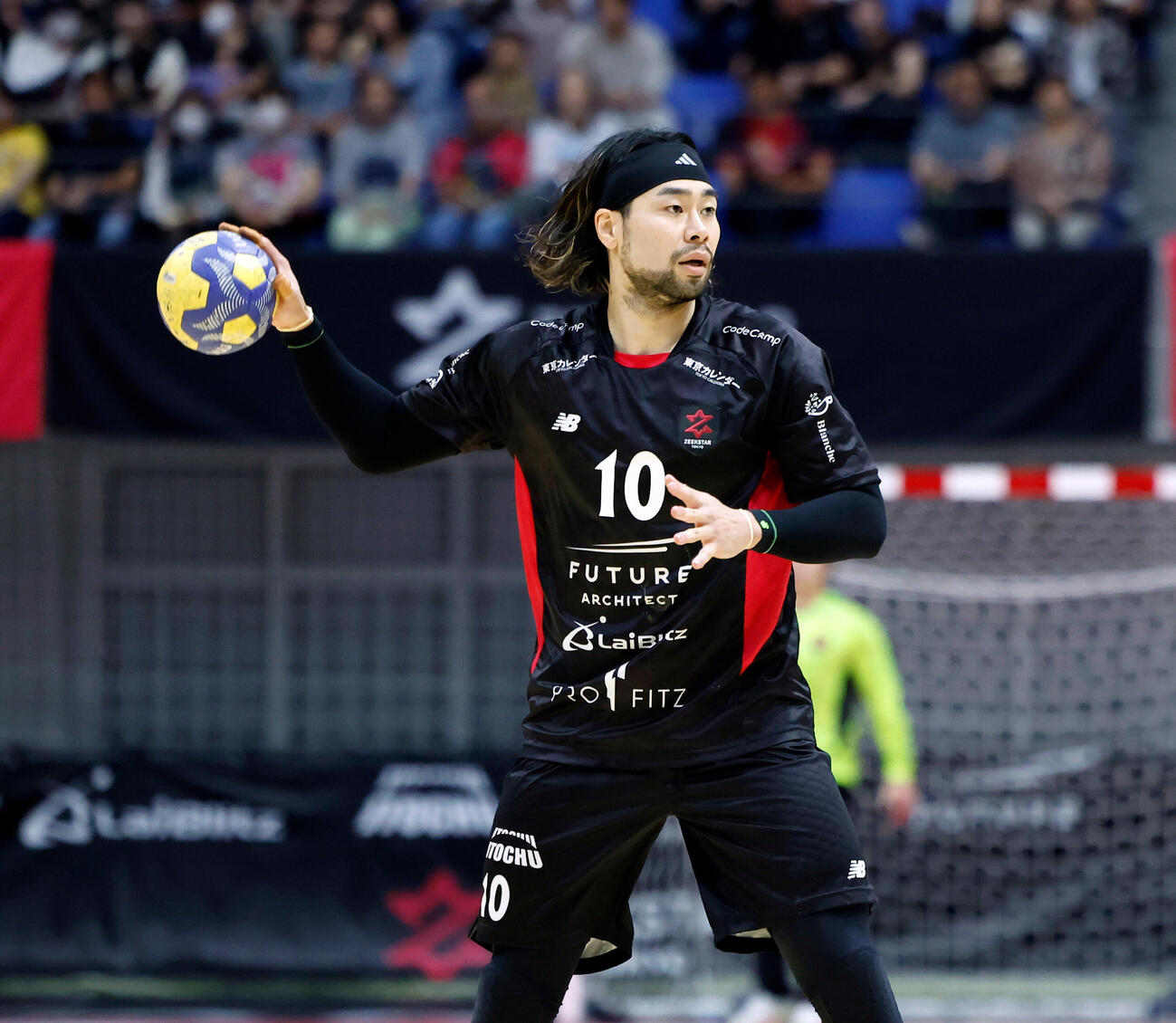 ジークスター東京対富山ドリームス　前半、パスを出すジークスター東京水町孝太郎（撮影・山本朝陽）