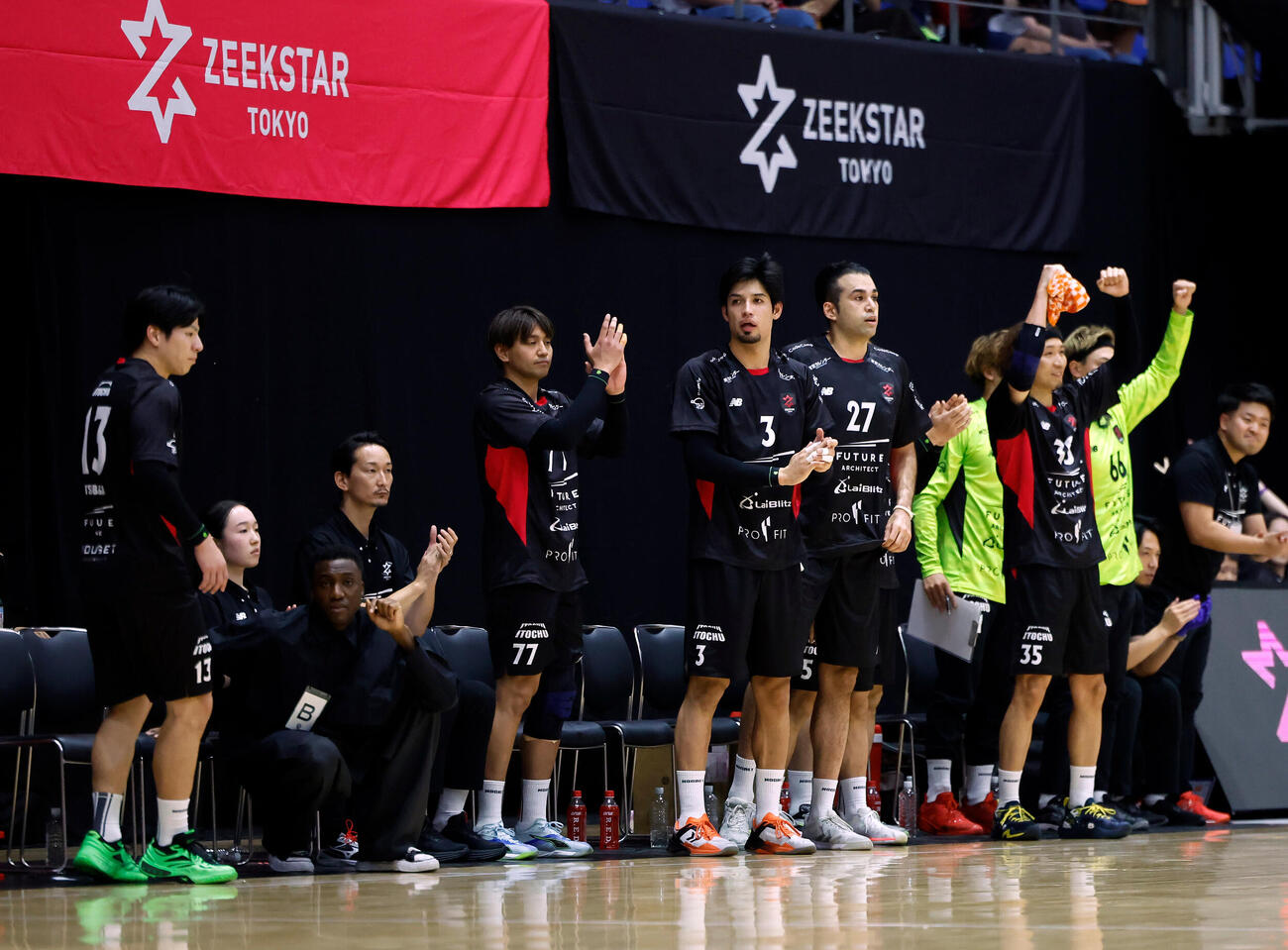 ジークスター東京対富山ドリームス　前半、得点を喜ぶジークスター東京ベンチ（撮影・山本朝陽）
