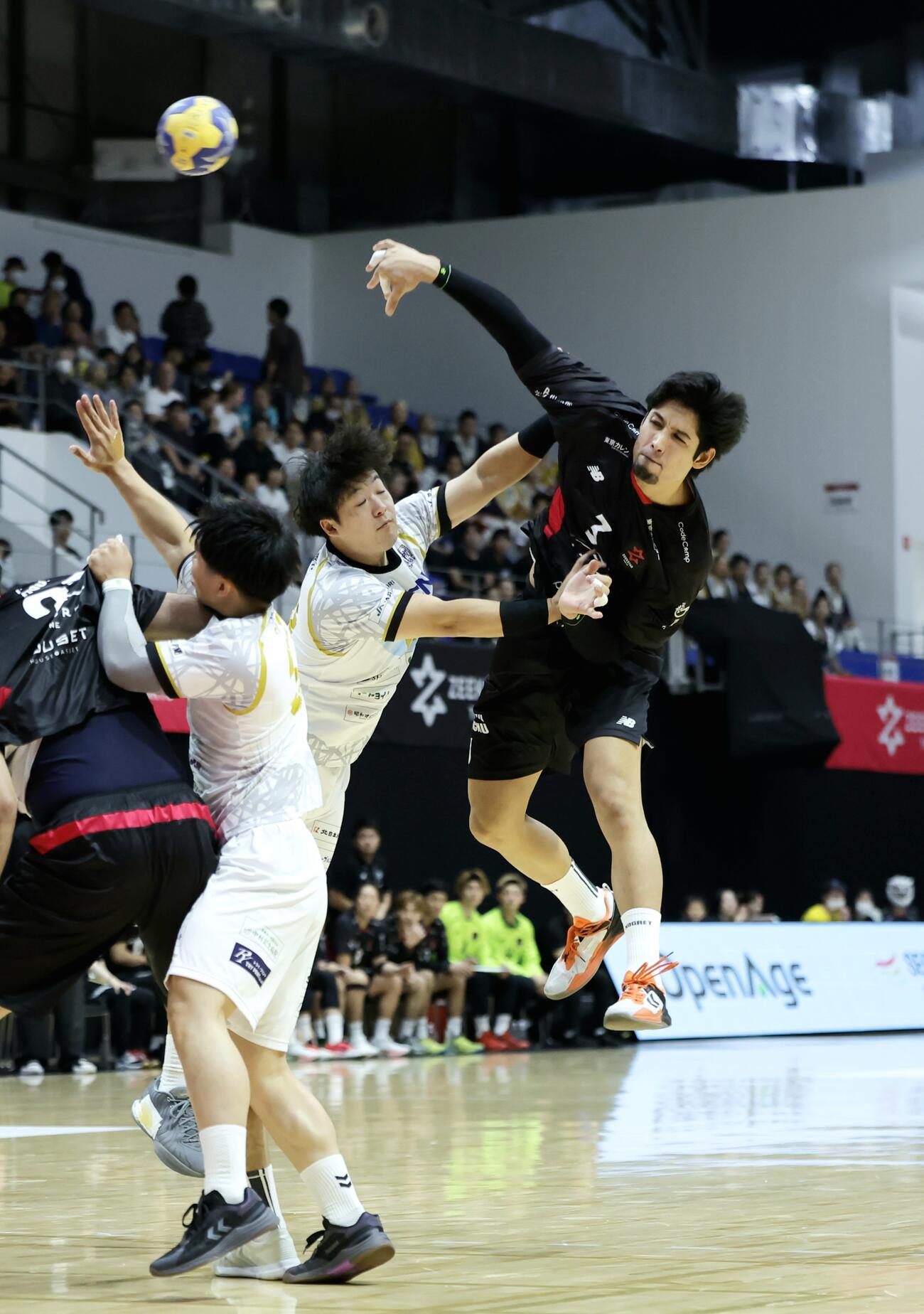 ジークスター東京対富山ドリームス　前半、シュートを放つジークスター東京部井久アダム勇樹（右）（撮影・山本朝陽）
