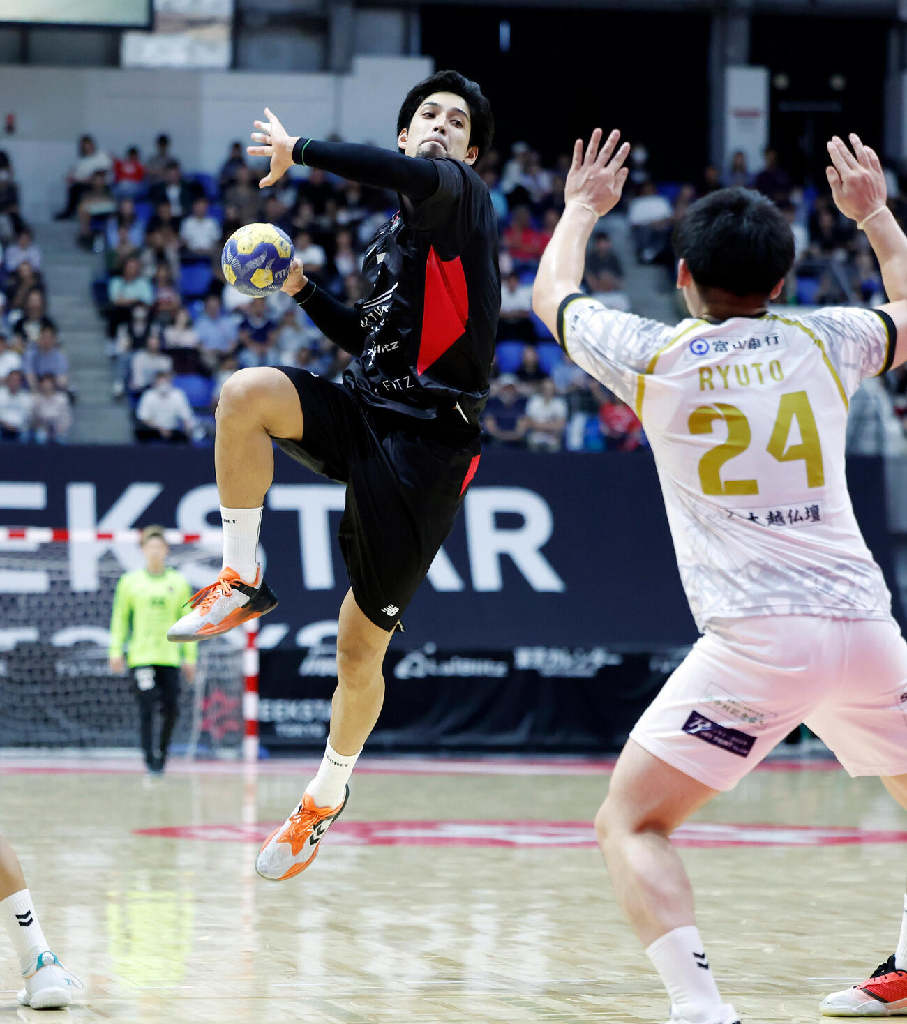 ジークスター東京対富山ドリームス　後半、シュートを放つジークスター東京部井久アダム勇樹（撮影・山本朝陽）