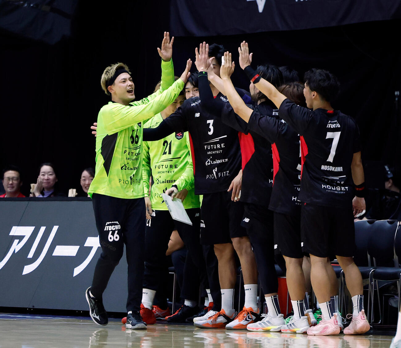ジークスター東京対富山ドリームス　後半、好セーブを見せ、ベンチとハイタッチをするジークスター東京GK宮城風太（左）（撮影・山本朝陽）