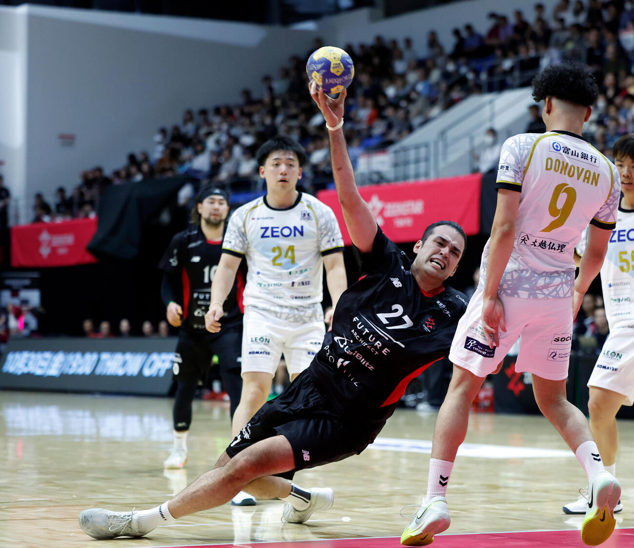ジークスター東京対富山ドリームス　後半、シュートを放つジークスター東京玉川裕康（撮影・山本朝陽）