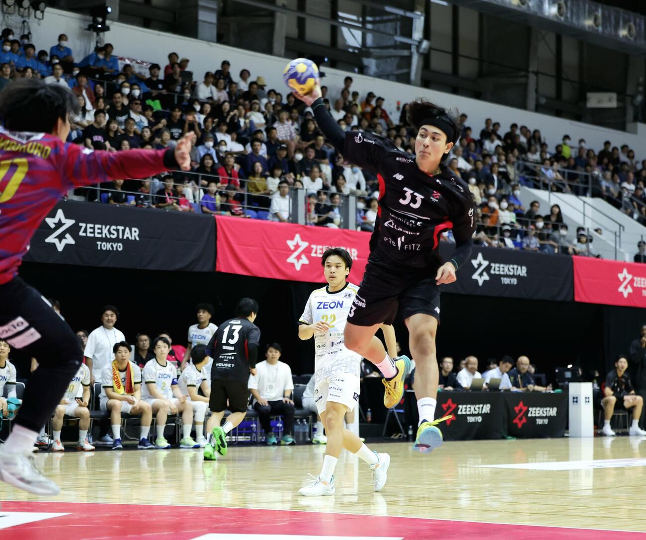 ジークスター東京対富山ドリームス　前半、シュートを放つジークスター東京伊禮雅太（撮影・山本朝陽）