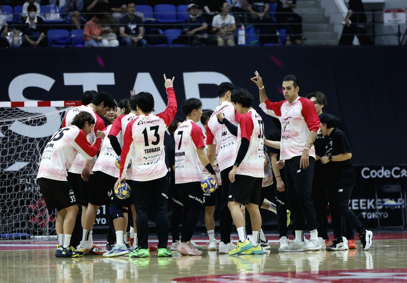 ジークスター東京対富山ドリームス　試合前、円陣を組んだジークスター東京の選手たち（撮影・山本朝陽）