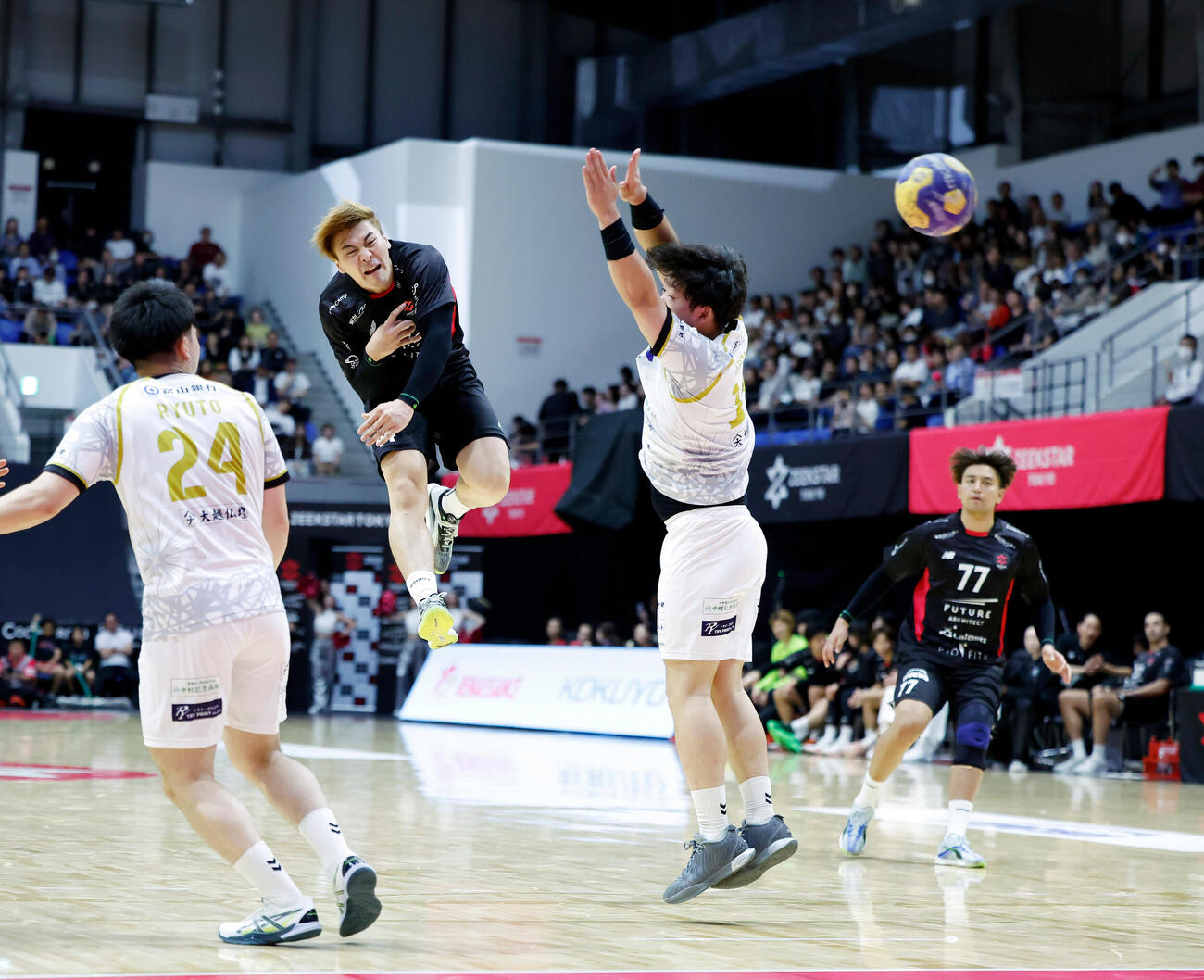 ジークスター東京対富山ドリームス　後半、シュートを放つジークスター東京蔦谷大雅（左から2人目）（撮影・山本朝陽）