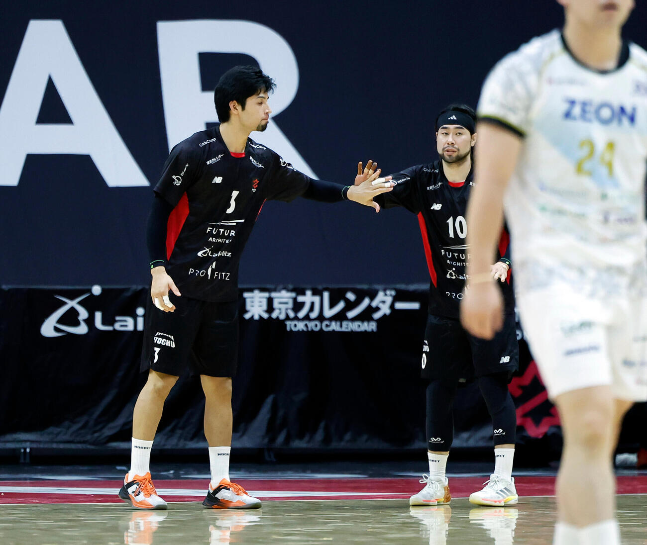 ジークスター東京対富山ドリームス　後半、シュートを決めハイタッチをする東京部井久アダム勇樹（左）と水町孝太郎（撮影・山本朝陽）