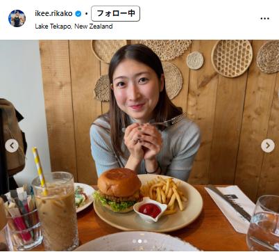 ハンバーガーを前にうれしそうな池江璃花子（池江璃花子のインスタグラムから）