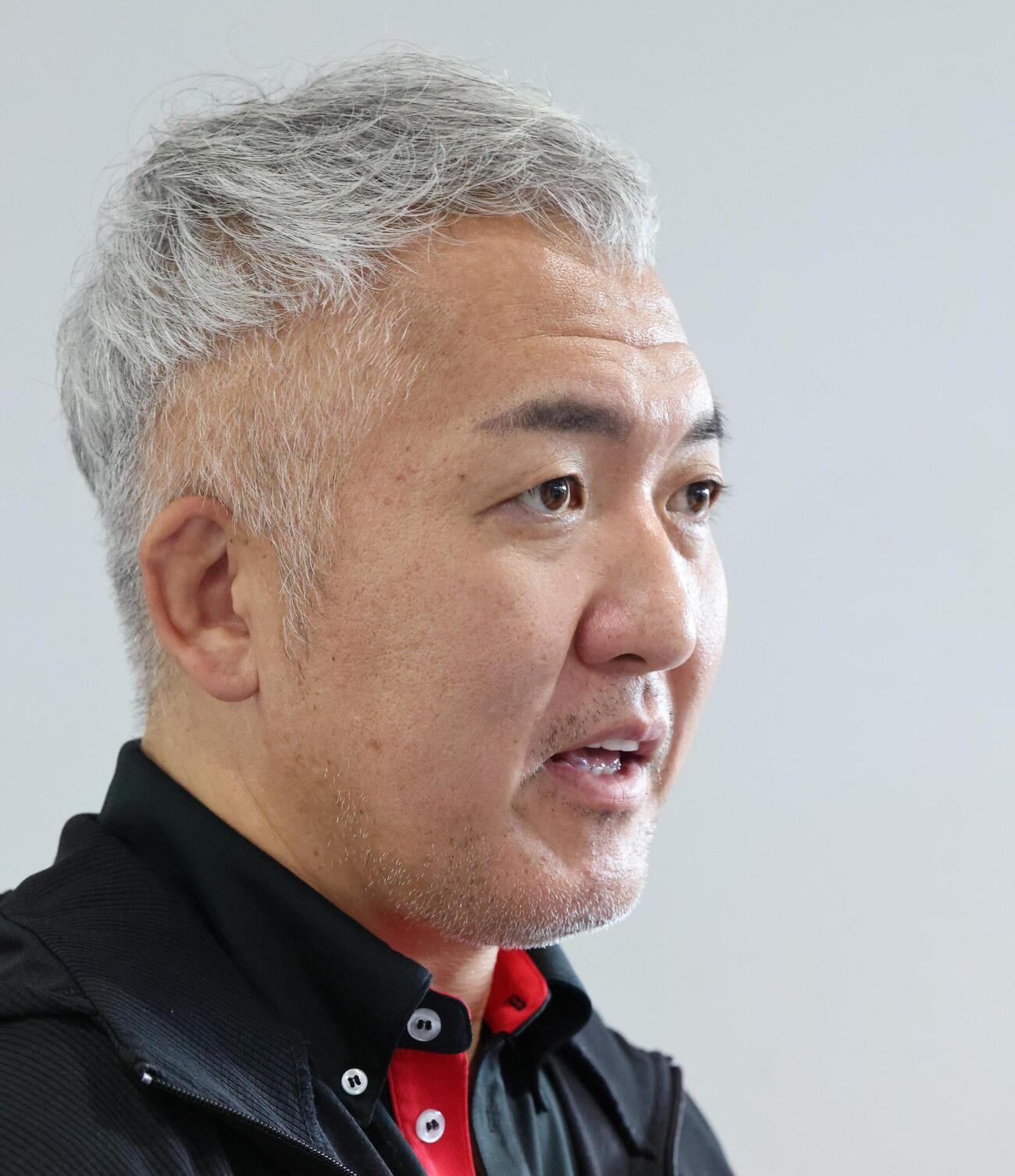 柔道の世界選手権から帰国した鈴木桂治監督（撮影・藤塚大輔）