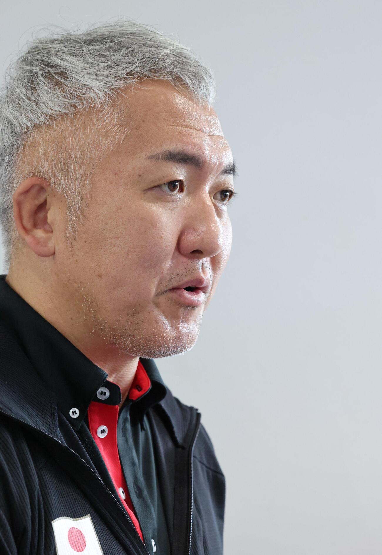 柔道の世界選手権から帰国した鈴木桂治監督（撮影・藤塚大輔）