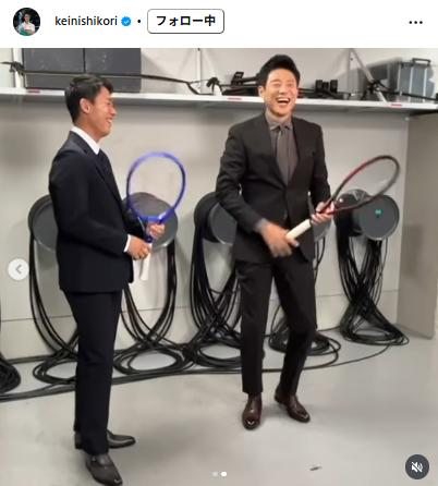 スーツ姿で笑い合う錦織圭さんと松岡修造さん（錦織圭さんのインスタグラムから）