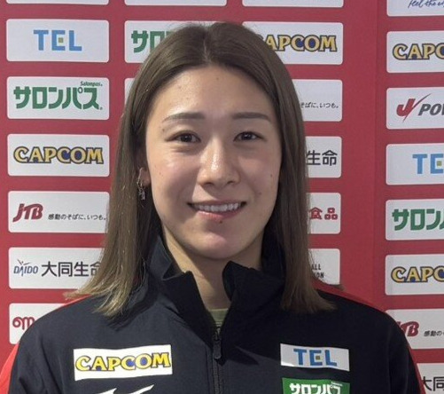 出国前に成田空港で写真に納まるバレーボール女子日本代表の石川真佑（2026年5月撮影）