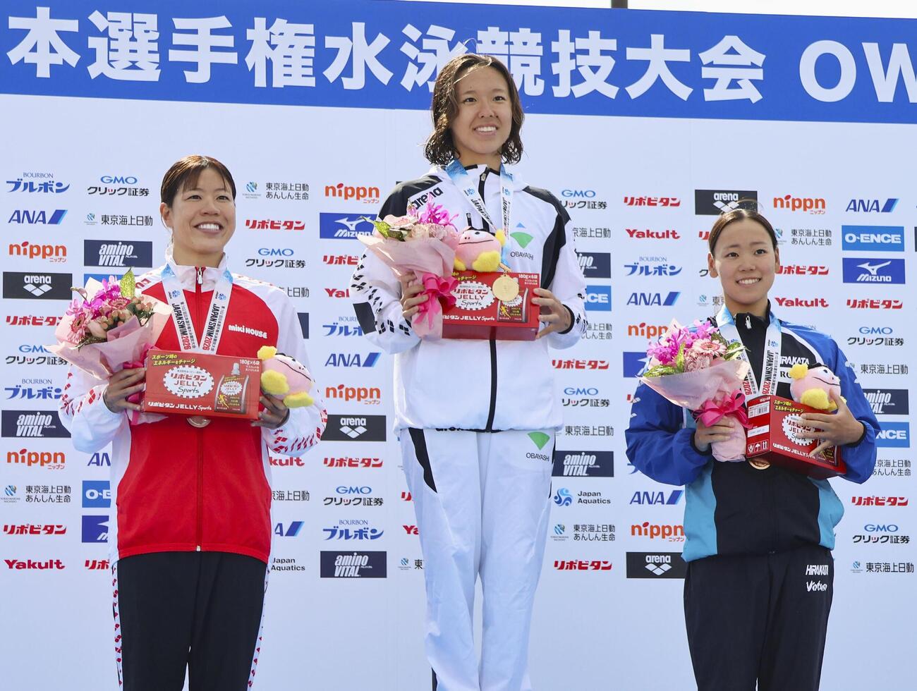 オープンウオーター日本選手権の女子10キロで優勝した梶本一花（中央）。左は2位の蝦名愛梨＝千葉県館山市（共同）