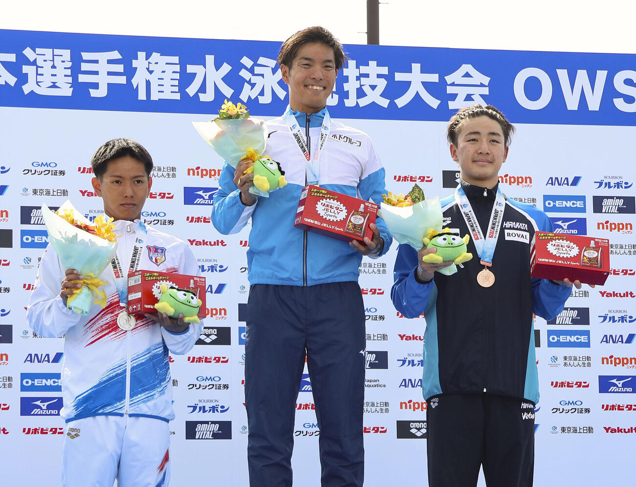 オープンウオーター日本選手権の男子10キロで優勝した南出大伸（中央）。左は2位の内村弥路＝千葉県館山市（共同）
