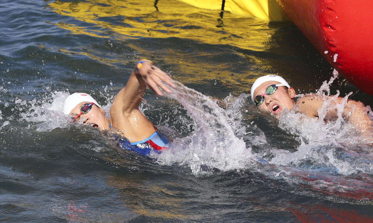 オープンウオーター日本選手権の女子10キロで力泳する蝦名愛梨（左）と梶本一花＝千葉県館山市（共同）
