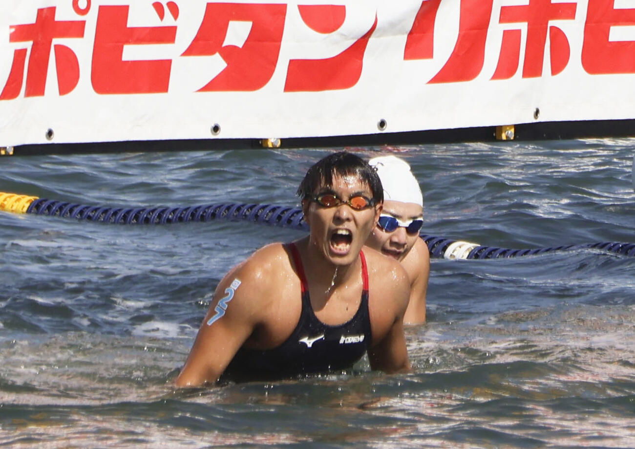 オープンウオーター日本選手権の男子10キロで優勝し、喜ぶ南出大伸＝千葉県館山市（共同）