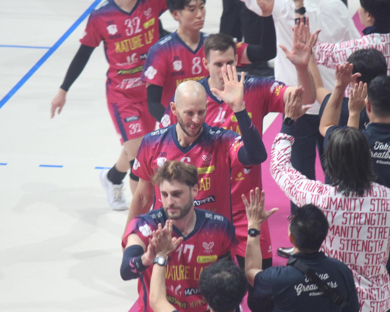 勝利を喜ぶ東京GBのメンバー