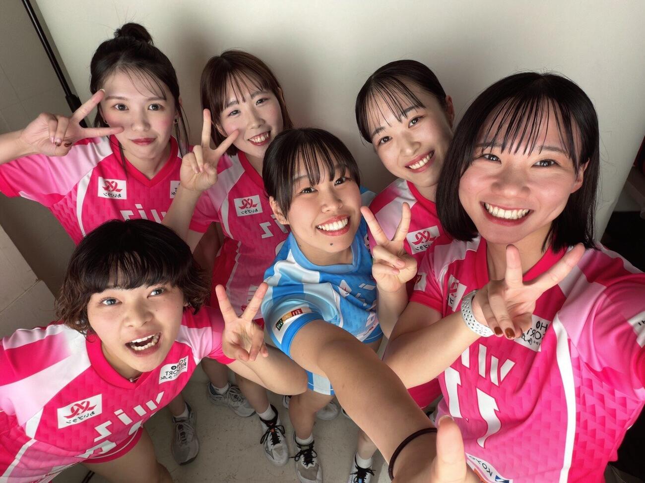 アルテミス北海道の青木優（左手前）と、（奥左から）古野愛心、辻桃奈、三反田奈々星、杉山由奈、奥出望未